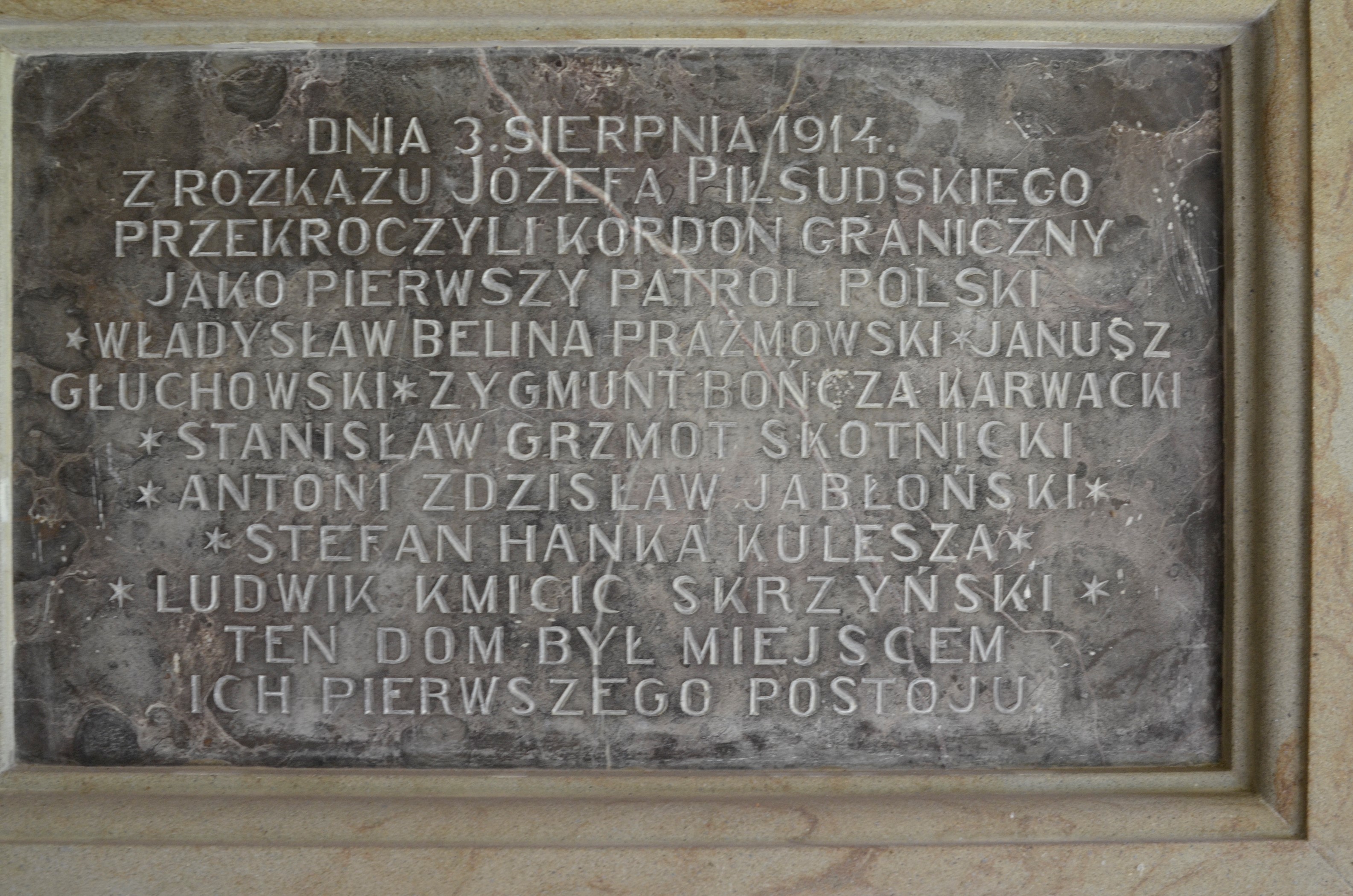 Pamiątkowa tablica usytuowana na ścianie dworu w Goszycach